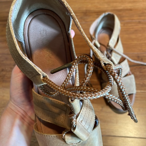 BARELY worn Sorel Wedges - Picture 3 of 7